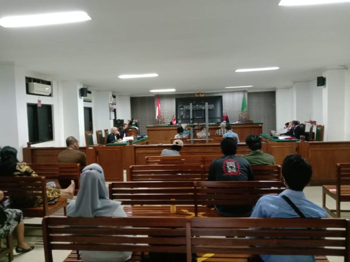 FOTO: Enos Karoma dan Rombe Randa saat menghadiri sidang perkara tindak pidana korupsi pembebasan lahan bandara buntu kunyi di pengadilan Tipikor Makassar. Rabu, (25/5)