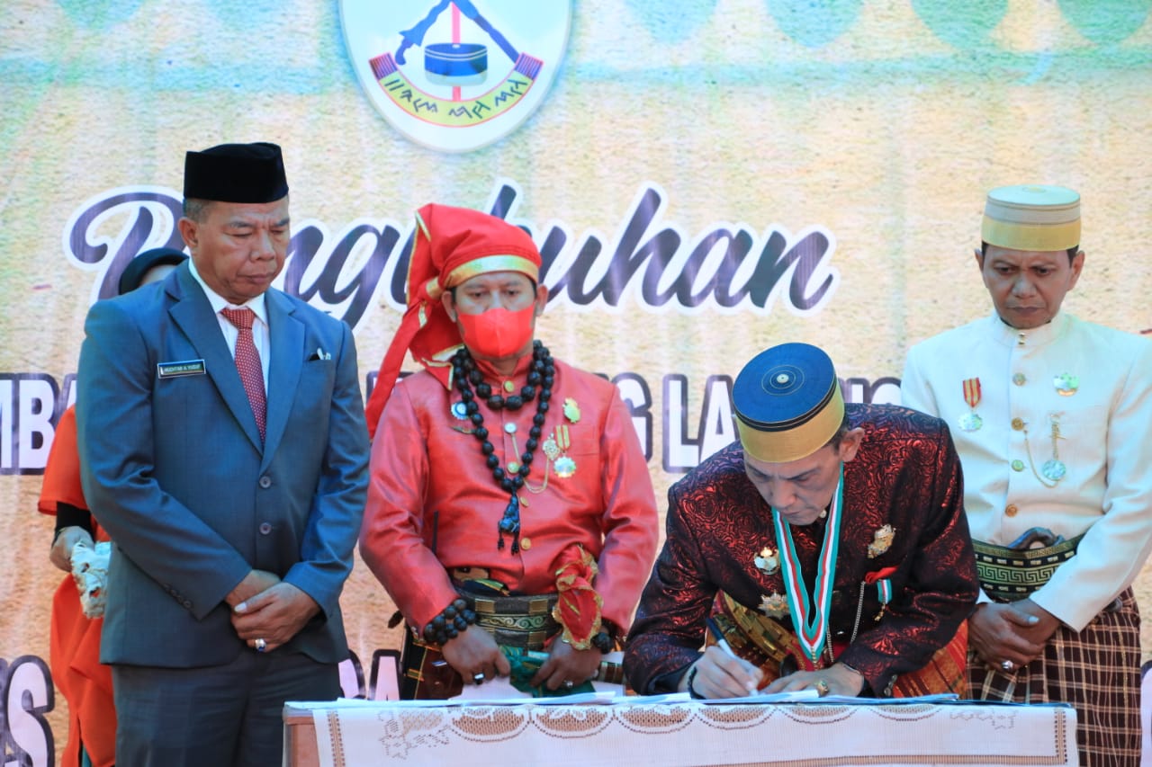 FOTO: Raja Gowa ke 38 Andi Kumala Andi Idjo dan Bupati Bulukumba Muchtar Ali Yusuf  Saat hadiri pelantikan Andi Agung Karaeng Mappiwali, menjadi Ketua Lembaga Adat Langnge-Langnge. Kamis, (25/5)