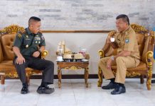 Kunker di Bulukumba, Pangdam: Dari Dulu Andi Utta Terkenal, Dijuluki “Petarung” FOTO: Kiri, Panglima Daerah Militer (Pangdam) XIV Hasanuddin, Mayor Jenderal (Mayjen) Andi Muhammad dan Kanan Bupati Bulukumba Muchtar Ali Yusuf saat kunjungan kerja di Kabupaten Bulukumba, Jumat, 26 Mei 2022.