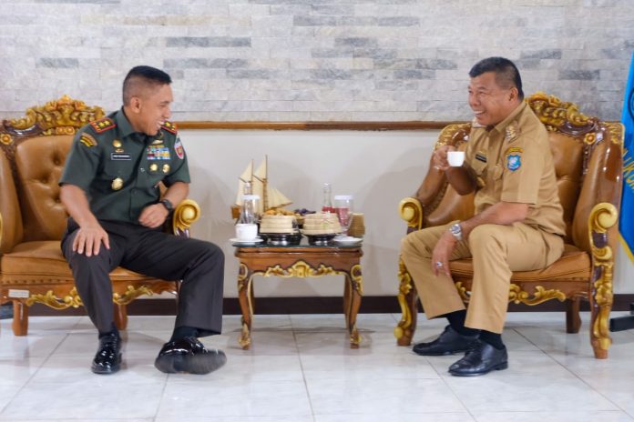 FOTO: Kiri, Panglima Daerah Militer (Pangdam) XIV Hasanuddin, Mayor Jenderal (Mayjen) Andi Muhammad dan Kanan Bupati Bulukumba Muchtar Ali Yusuf saat kunjungan kerja di Kabupaten Bulukumba, Jumat, 26 Mei 2022.