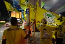Warga Sebut Perang Bendera, Daeng Tutu: Saya Pendukung IAS’Mo FOTO: Sejumlah orang menggunakan baju bergambar Ilham Arief Sirajuddin Sedang memasang bendera partai golkar di dibawa kolong tol layang AP. Pettarani. Jumat (27/5) malam.