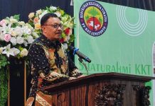 Gelar Halal Bihalal, Ketum PP-KKT: Jangan Ragukan SDM Warga Jeneponto FOTO: Ketua Umum Kerukunan Keluarga Turatea Dr. H. Alimuddin saat menyampaikan sambutanya dalam acara halal bihalal keluarga Turatea. Minggu, (29/5/2022)