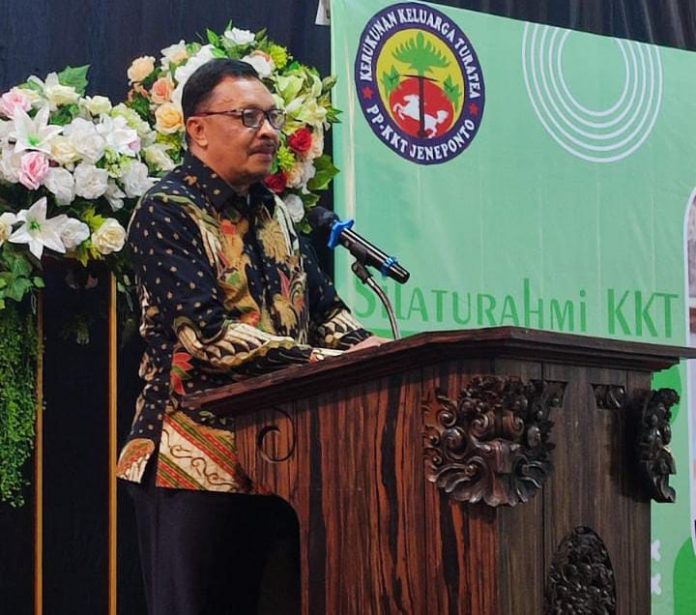 FOTO: Ketua Umum Kerukunan Keluarga Turatea Dr. H. Alimuddin saat menyampaikan sambutanya dalam acara halal bihalal keluarga Turatea. Minggu, (29/5/2022)