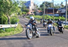 Ke Kawasan Wisata Bira, Bupati Andi Utta Jajal Motor Harley Miliknya FOTO: Bupati Bulukumba Muchtar Ali Yusuf saat menjajal motor Harley menuju kawasan wisata Bira. Minggu, (29/5)