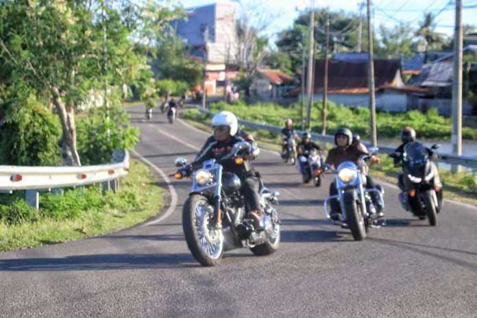 FOTO: Bupati Bulukumba Muchtar Ali Yusuf saat menjajal motor Harley menuju kawasan wisata Bira. Minggu, (29/5)