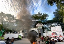 Aksi Jilid 4 Wija To Luwu Kembali Geruduk Kantor Gubernur Sulsel FOTO: Aksi demostrasi mahasiswa Wija To Luwu di depan kantor Gubernur Sulsel. Senin, (30/5)