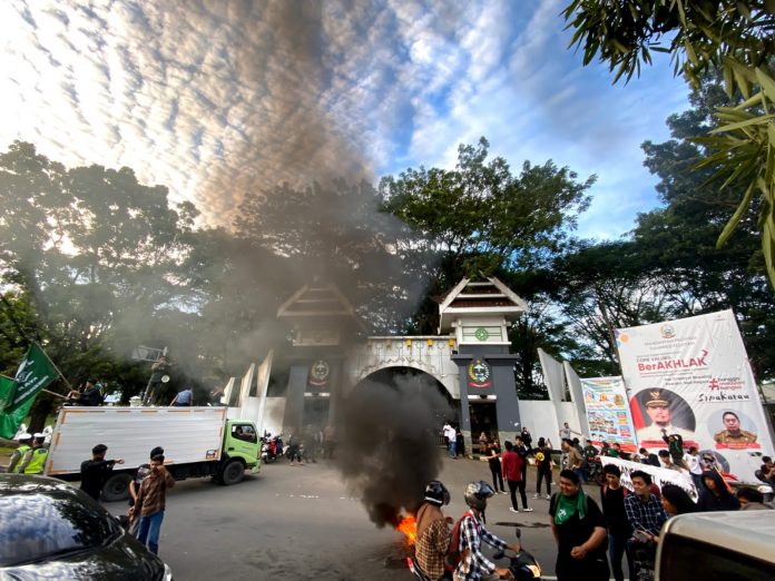 FOTO: Aksi demostrasi mahasiswa Wija To Luwu di depan kantor Gubernur Sulsel. Senin, (30/5)