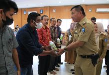 57 Gapoktan Terima Bantuan Pupuk Organik FOTO: Bupati Bulukumba Muchtar Ali Yusuf saat menyerahkan bantuan kepada perwakilan Gapoktan di Ruang Pola Kantor Bupati, Senin, 30 Mei 2022.