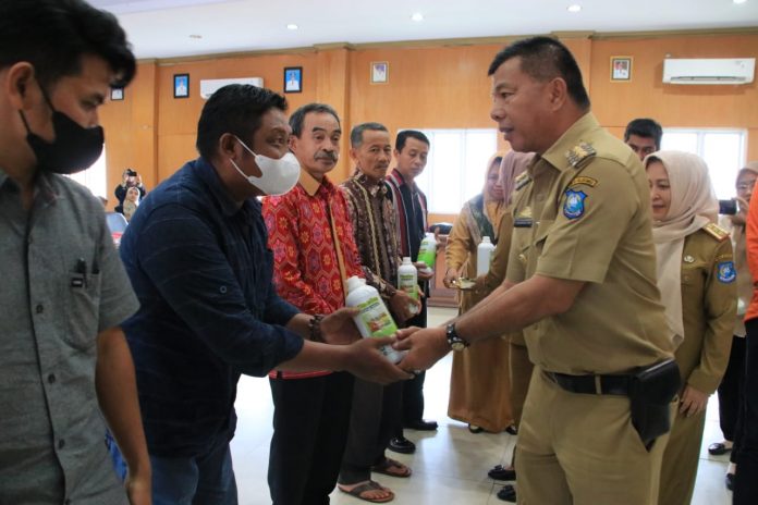 FOTO: Bupati Bulukumba Muchtar Ali Yusuf saat menyerahkan bantuan kepada perwakilan Gapoktan di Ruang Pola Kantor Bupati, Senin, 30 Mei 2022.