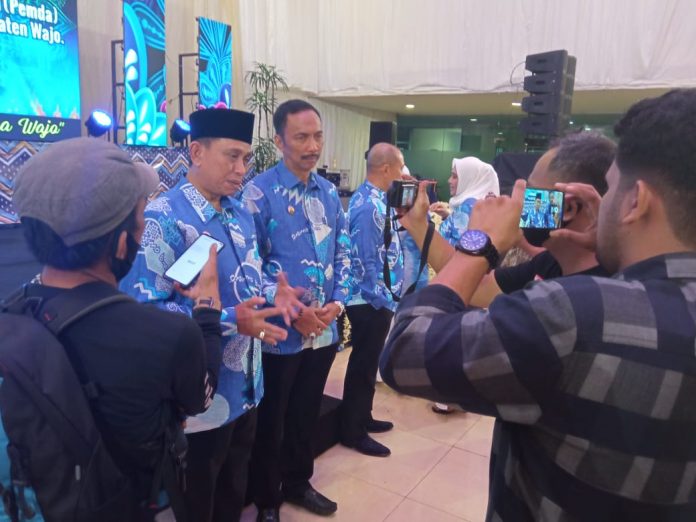 FOTO: Bupati dan Wakil Bupati Wajo saat ditemui awak media usai Halal Bihalal Kesatuan Masyarakat Wajo (KEMAWA) di gedung Graha Pena Makassar, Sabtu (29/05/2022) lalu.