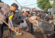 Atasi Keresahan Warga, Kapolsek Manggala Inisiatif Timbun Jalan Rusak FOTO: Supriadi Idrus, SH berinisiatif menimbun sejumlah lubang menganga yang digenangi air. Senin sore (30/5).
