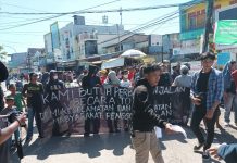 4 Jam Jalan Raya Antang ditutup unras, Anggota DPRD Sulsel RP di “Sandera” FOTO: Warga Antang blokade Jalan Poros Provinsi dan gelar aksi demostrasi. Selasa, (31/5)