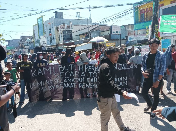 FOTO: Warga Antang blokade Jalan Poros Provinsi dan gelar aksi demostrasi. Selasa, (31/5)