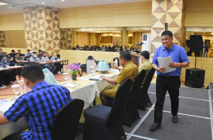 FOTO: Anggota DPRD Kota Makassar, Arifin Dg Kulle Sosialisaai Peraturan Daerah (Perda) Nomor 11 Tahun 2011 tentang Retribusi Pelayanan Persampahan dan Kebersihan di KHAS Makassar Hotel, Senin (30/5/2022).