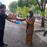Roni, Sekuriti RSUD Bulukumba Kaget Dapat Hadiah di Apel Pagi FOTO: Wakil Direktur bidang Pelayanan Non Medik, Pengembangan SDM dan Litbang, Asnarti Said Culla saat memberikan hadiah kepada Madroni. Selasa, (31/5)