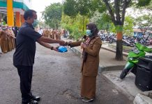 Roni, Sekuriti RSUD Bulukumba Kaget Dapat Hadiah di Apel Pagi FOTO: Wakil Direktur bidang Pelayanan Non Medik, Pengembangan SDM dan Litbang, Asnarti Said Culla saat memberikan hadiah kepada Madroni. Selasa, (31/5)