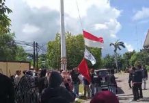 Oknum Mahasiswa Turun Bendera Merah Putih di Halaman Kantor Bupati Majene, Polisi Tetap 4 Tersangka FOTO: Aksi Penurunan Bendera Merah Putih di Kantor Bupati Majene