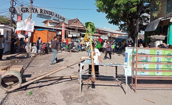 FOTO: Kondisi Jalan Poros Provinsi ditutup total oleh warga Antang. Selasa, (31/5)