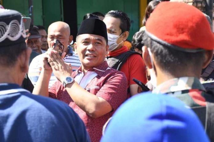 FOTO: Rahman Pina saat menemui Para Tokoh dan Warga Jalan Daya Antang Usai Salat Ashar Berjamah di Masjid Nur Taqwa. Selasa, (31/5)