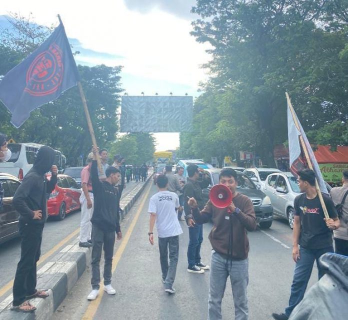 FOTO: Gerakan Mahasiswa Bersatu Sulawesi Selatan GMB Sulsel melakukan Aksi Unjuk Rasa (Unras) dalam Memperingati Hari Lahir Pancasila yang jatuh pada, Rabu, (1/6/2022)