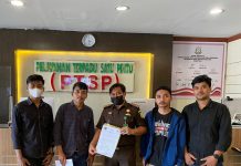 GMB Kembali Gelar Aksi di Kantor Gubernur dan Kejati Sulsel Terkait HHBK di Sinjai Barat FOTO: Gerakan Mahasiswa Bersatu Sulawesi selatan (GMB Sulsel) saat diterima pihak Kejaksaan Tinggi Sulsel. Selasa, (31/5)