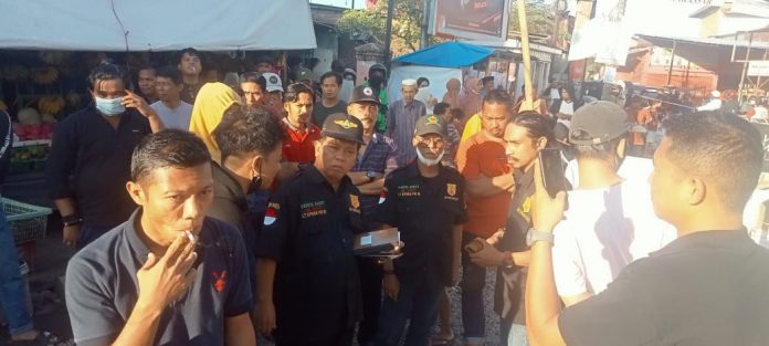 FOTO: Ketua Korwil 3 Lembaga Tinggi Komando Pengendalian Stabilitas Ketahanan Nasional Pers Informasi Negara Republik Indonesia (LT.KPSKN PIN RI) H. Mustajab Ns. M.Kes saat mengikuti aksi blokade jalan.