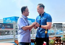 Nonton Formula E di Sirkuit Ancol, AHY Disambut Akrab Anies Baswedan FOTO: Ketum Demokrat AHY disambut Gubernur DKI Anies Baswedan saat mengikuti pertandingan Formula E yang digelar di Ancol, Jakarta Utara, pagi ini (4/6). Keduanya tampak berbincang-bincang akrab.