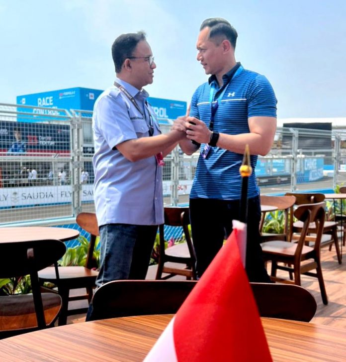 FOTO: Ketum Demokrat AHY disambut Gubernur DKI Anies Baswedan saat mengikuti pertandingan Formula E yang digelar di Ancol, Jakarta Utara, pagi ini (4/6). Keduanya tampak berbincang-bincang akrab.