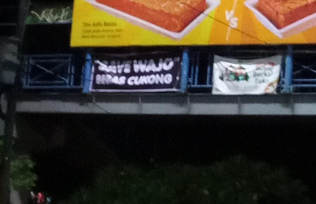FOTO: Tulisan "Save Wajo Bebas Cukong" di Jalan Perintis Kemerdekaan persis di Jembatan Penyeberangan Orang Mal MTos Makassar. Minggu, (4/6)