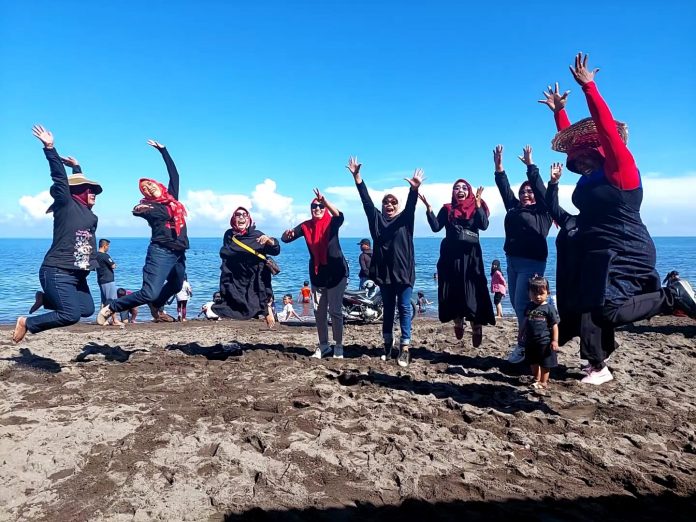 FOTO: Kegiatan Family Gathering PC KKT Barombong di pantai Angin Mamiri, Tamalate, Makassar. Minggu, 5 Juni 2022.