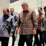 Ke Gondangdia, SBY Temui Surya Paloh FOTO: Ketua Majelis Tinggi Partai Demokrat Susilo Bambang Yudhoyono SBY (SBY) menemui Ketua Umum Partai NasDem Surya Paloh di markas NasDem Tower, Gondangdia Jakarta Pusat, pada Minggu (5/6/2022) malam.