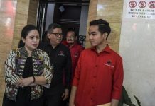 Megawati Pernah Bantu Anak dan Mantu, Pengamat: Pada Akhirnya Jokowi Akan Bantu Puan FOTO: Puan Maharani saat mendampingi Gibran saat mendaftar sebagai calon Wali Kota Solo di DPP PDI Perjuangan