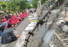 Warga Desa Wadas Bawa Kendi, Datangi Kantor Gubernur Jateng FOTO: Warga Desa Wadas membawa 27 kendi ke Kantor Gubernur Jateng Ganjar Pranowo. Senin (6/6/2022)(KOMPAS.com/Muchammad Dafi Yusuf