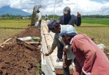 Pembangunan Irigasi Pertanian di Bulukumba Gunakan Panel Cetak, ini Kata Petani FOTO: Pekerja saat mengerjakan sistem Panel Cetak, Untuk irigasi pertanian di kabupaten Bulukumba.