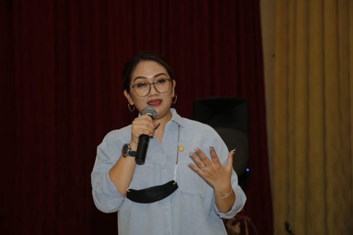 FOTO: Anggota DPRD Sulsel dari Fraksi Golkar, Andi Debbie Purnama Rusdin tatap muka dengan warga Kecamatan Bontoala, Selasa (07/06/2022).