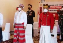 Kenakan Pakaian Adat, Bupati dan Ketua DPRD Tana Toraja Ikuti Zoom Meeting Hari Lahir Pancasila