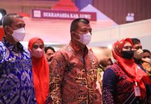 Ikut Sulsel Craft Show 2022, Atap Konjo Meraih The Best Product FOTO: Bupati Bulukumba Andi Muchtar Ali Yusuf didampingi Ibu Andi Herfida Attas bersama OPD terkait hadir mengikuti acara pembukaan. Musyawarah Daerah (Musda) Dekranasda Sulsel. (7/6)