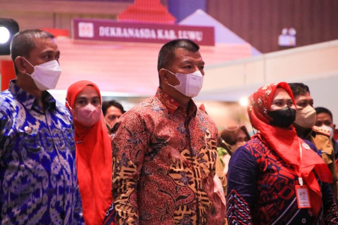 FOTO: Bupati Bulukumba Andi Muchtar Ali Yusuf didampingi Ibu Andi Herfida Attas bersama OPD terkait hadir mengikuti acara pembukaan. Musyawarah Daerah (Musda) Dekranasda Sulsel. (7/6)