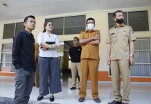 Legislator Golkar, Debbie Rusdin Serap Aspirasi Saat Berkunjung Ke SMK Negeri 5 FOTO: Anggota DPRD Sulsel dari Fraksi Golkar, Debbie Purnama Rusdin (Baju Putih) melakukan kunjungan ke SMK Negeri 5 di Jalan Sunu Makassar, Rabu (08/06/2022).