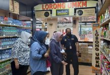 PIM Sulsel Kerja Sama dengan Supermaket Berkah, Ida Noer: ini Untuk Membuka Peluang Usaha Bagi Perempuan FOTO: Ketua Perempuan Indonesia Maju (PIM) Sulawesi Selatan, Ida Noer Haris dan Manajer Supermaket Berkah saat meninjau salah satu rak yang akan menjual hasik usaha rumaj tangga.