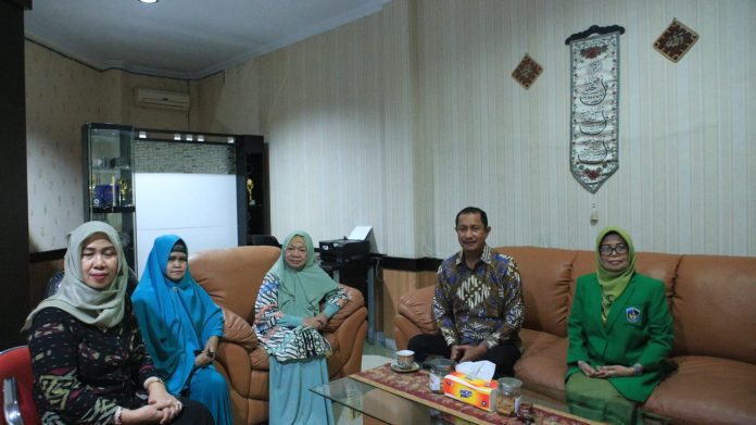 FOTO: Hakim Agung Mahkamah Agung Republik Indonesia Dr. Ibrahim, SH.,MH.,LLM mengujungi Fakultas Sastra Universitas Muslim Indonesia (UMI). Sabtu (11/6/2022).