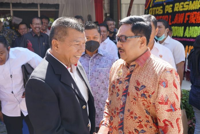 FOTO: Bupati Bulukumba Muchtar Ali Yusuf (Kiri) hadiri peresmian Kantor Law Firm Doktor H Burhanuddin Andi MH & Partners di Jl Sultan Alauddin, Kompleks Ruko Permatasari, Kota Makassar, Sabtu (11/6/2022).