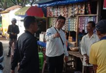Keliling Pakai Motor, Wabup Edy Manaf Edukasi Warga Jaga Kebersihan FOTO: Wakil Bupati Bulukumba, Andi Edy Manaf memanfaatkan waktu libur menelusuri kota Bulukumba, Sabtu, 11 Juni 2022.