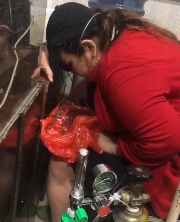 FOTO: Ibu Rumah Tangga (IRT), Rezki Amalia Putri (Kiki) saat melakukan Laporan Polisi di Polres Gowa usai mengalami kekerasan oleh diduga IW.