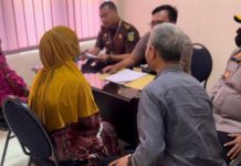 Kasus Investasi Bodong Senilai Rp3,5 Milyar di Maros Resmi Ditahan JPU, Kapolsek Turikale Beri Edukasi ke Warga FOTO: Tersangka Tasya Maylani Putri Bin Alimuddin, Saat diserahkan Kapolsek Turikale kepada JPU Kejari Maros.
