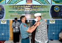 KBH Jamiatul Bahari Lantamal VI Lepas Rombongan Jamaah Haji FOTO: Wadan Lantamal VI Kolonel (Mar) Marsono, S.AP memasang ID Card untuk digunakan selama melaksanakan ibadah haji kepada Ketua rombongan M Bakir Tola