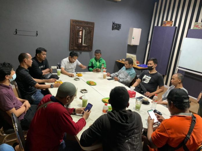 FOTO: Brigade Muslim Indonesia Indonesia (BMI) saat melakukan pertemuan membahas langkah yang ditempuh untuk meminimalisir gejolak di kota Makassar. Kamis, 16 Juni 2022 di Ardan Masogi Caffe, Tamalanrea.