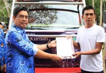 Bulukumba Bakal Jadi Lumbung Ternak Sapi, Wabup Lepas Hewan Qurban ke Kalimantan FOTO: Wakil Bupati Bulukumba Andi Edy Manaf saat melepas Sapi Qurban ke Kalimantan.