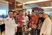 Rudianto Lallo Beri Bantuan Sumbangan Pengadaan Mobil Ambulance untuk PP KKT Jeneponto FOTO: Ketua DPRD Kota Makassar Rudianto Lallo saat menyerahkan sumbangan pengadaan mobil ambulance ke Sekjen DPP KKT Jeneponto Abdul Rahmat Noer. Minggu, (19/6)