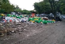 Miris, Area Sekitar Rumah Warga Jadi Tempat Pembuangan Sampah FOTO: Potret timbunan sampah yang terkesan dibiarkan menumpuk area sekitar rumah warga di Jl. AMD wilayah Borong. Minggu, Jambu (20/6).